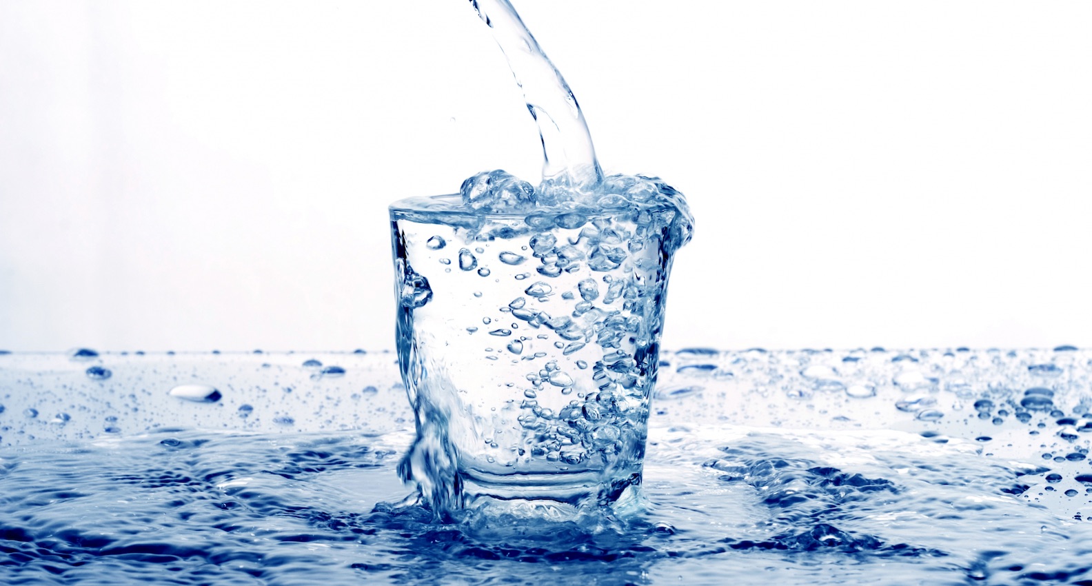 Glas med vatten mot dålig andedräkt