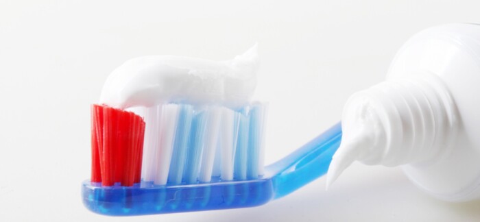Borsta tänderna regelbundet efter en tandblekning